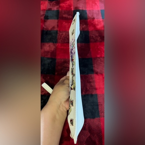 White House Black Market Hydrangea Clutch Wristlet - NWT - Picture 13 of 15